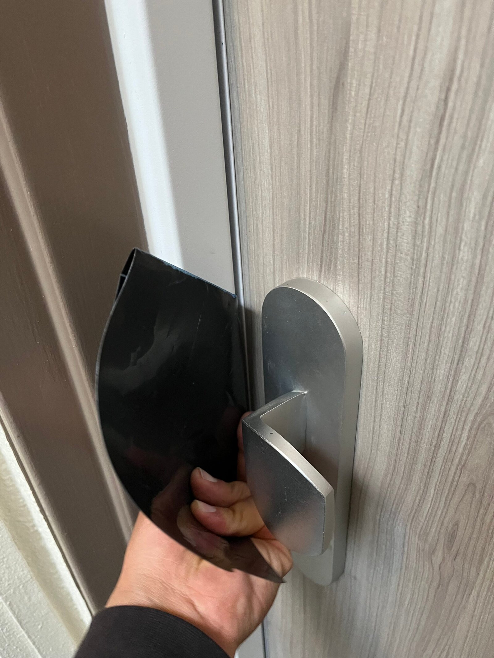 How to Open a Slammed Door? Complete Guide from a Locksmith Expert