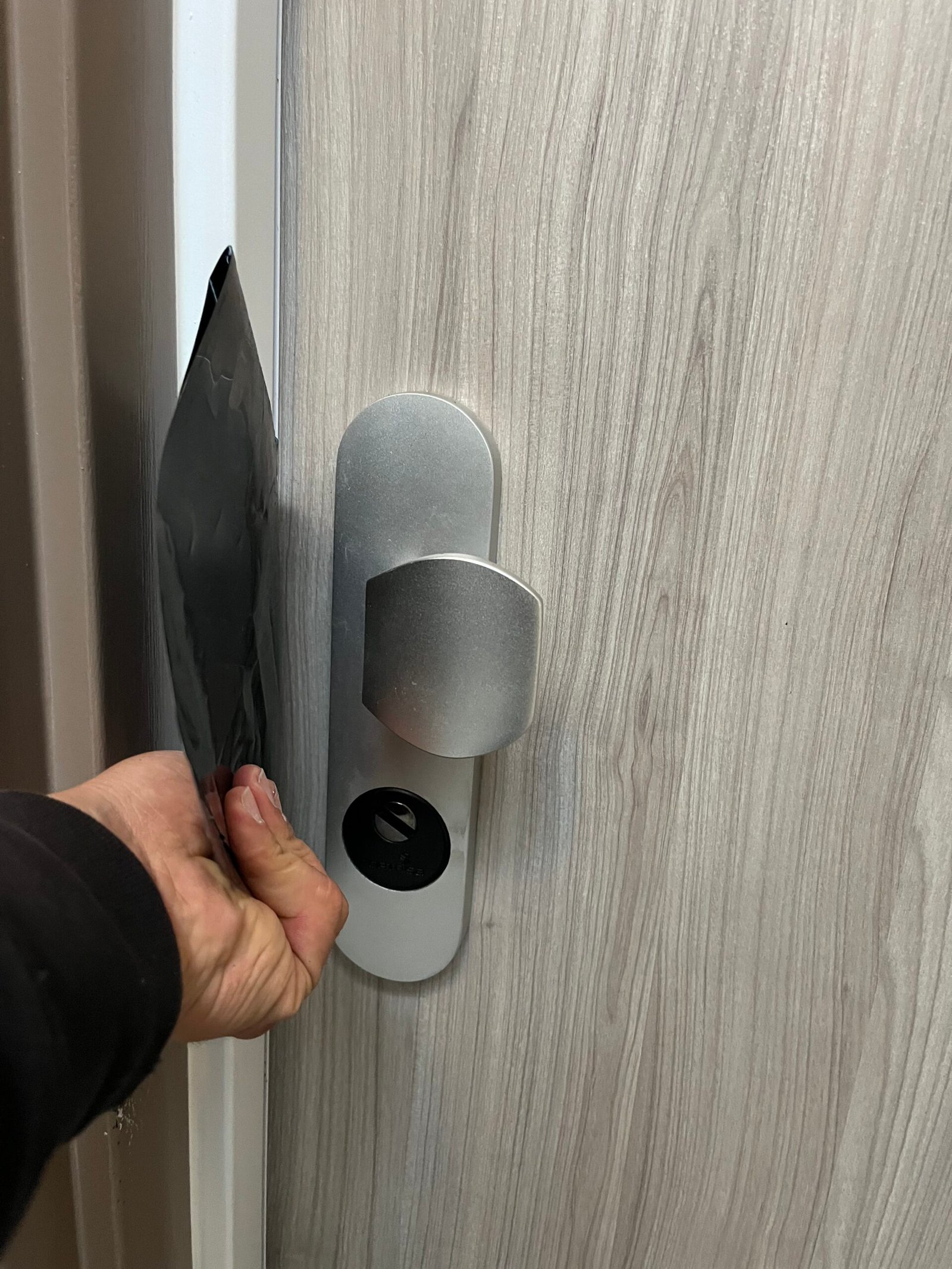 Comment ouvrir une porte qui a claqué ? Guide complet du serrurier